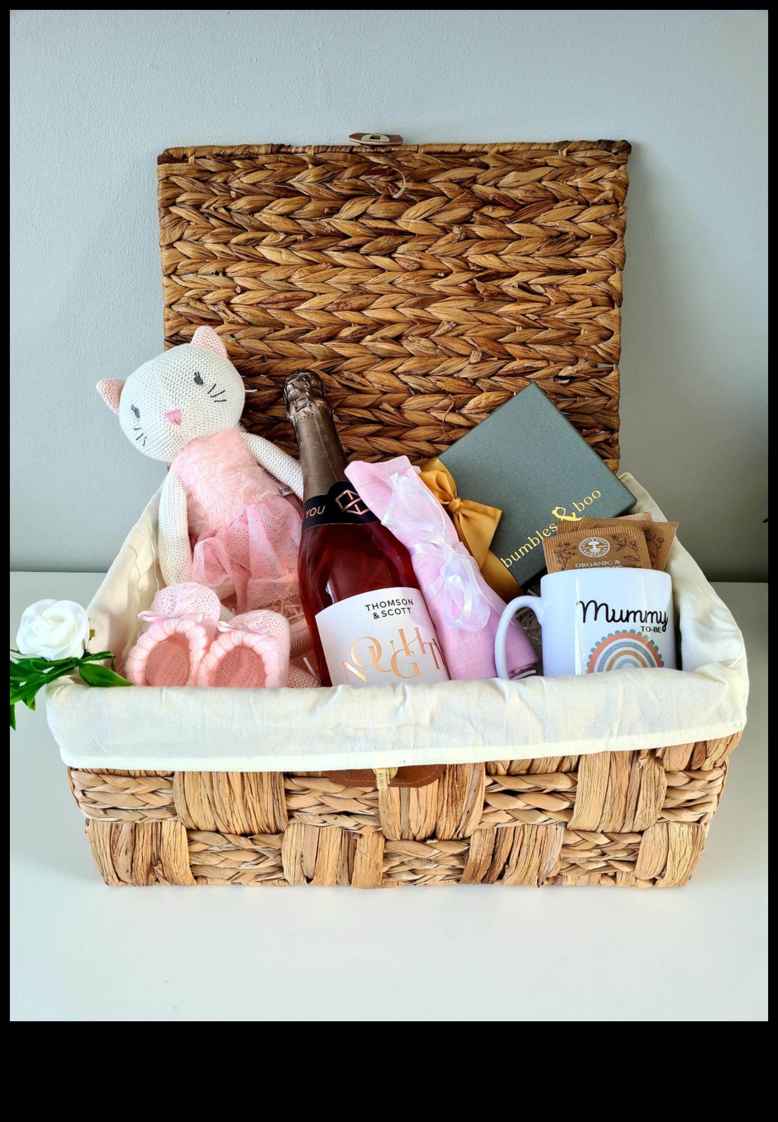 Mamma un mazulis ar burvīgām dāvanām gaidībās ar burvju dušu 3 Maģijas gaidīšana: mammu un mazuli ar prieku dušā