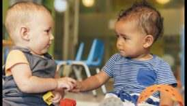 Plīvojoši draugi: sociālie sakari veselīgai mazuļa attīstībai