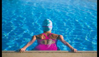 Ūdens svētlaime: nomierinoši grūtniecības treniņi ūdenī